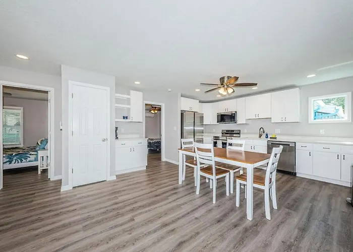 2 Bedroom Beachside Apartment *
