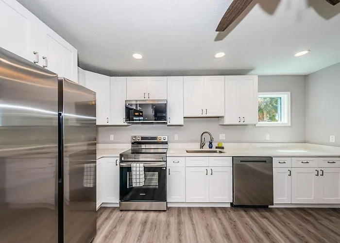 2 Bedroom Beachside Apartment *