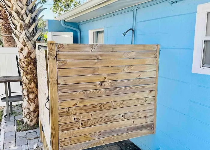 2 Bedroom Beachside Apartment *